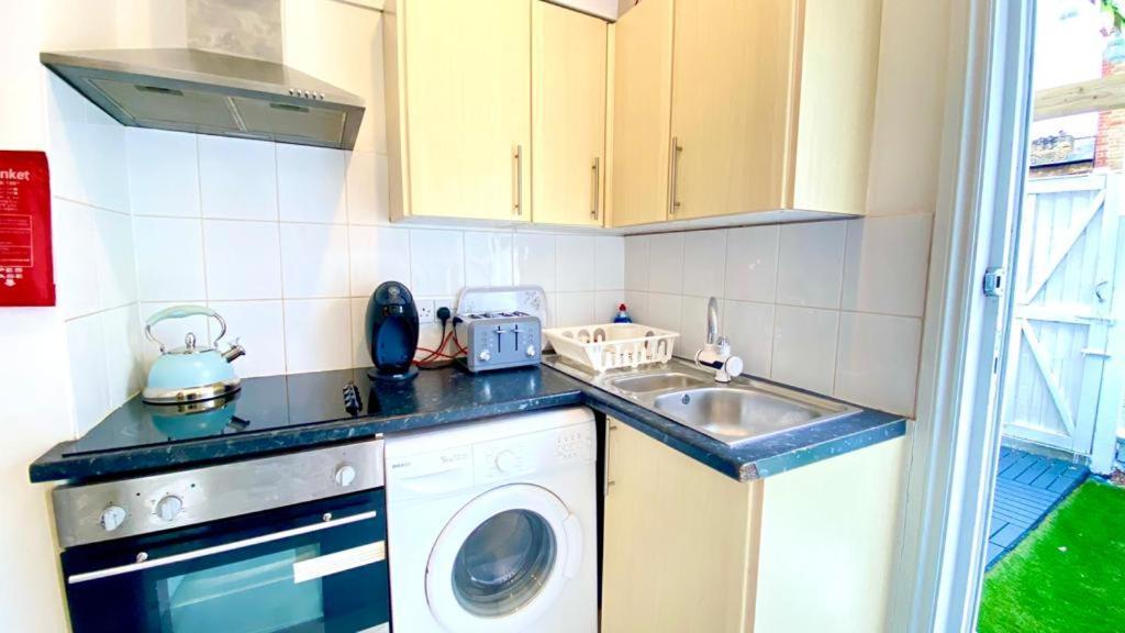 Modern And Cosy Studio Flat 런던 외부 사진